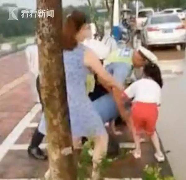 女孩遭父亲拳打脚踢推进车 妇联回应针对女孩遭父亲拳打脚踢推进车的事件，妇联回应称已经关注到这一事件，并将会采取措施来保护受害女孩的权益。
