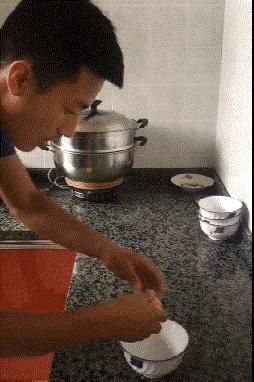 抱怨没吃到鸡蛋男子:离婚 财产给她抱怨没吃到鸡蛋的男子提出离婚并将财产给予妻子，可能是一时的情绪化反应，也可能是经过深思熟虑的决策。然而，这样的行为是否明智和合理，需要考虑多个因素。
