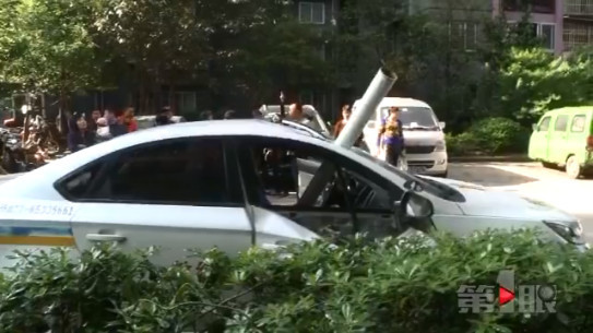 恶劣天气造成落水管砸到车