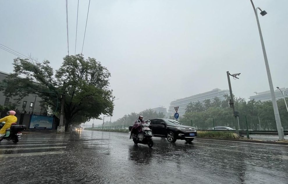 北京积水内涝预警北京积水内涝预警是指根据气象预报和地形地貌、道路设施等因素，预测可能出现积水内涝的预警信息。在暴雨天气下，城市内涝是一种常见的自然灾害，可能会对交通、居民生活等造成影响。